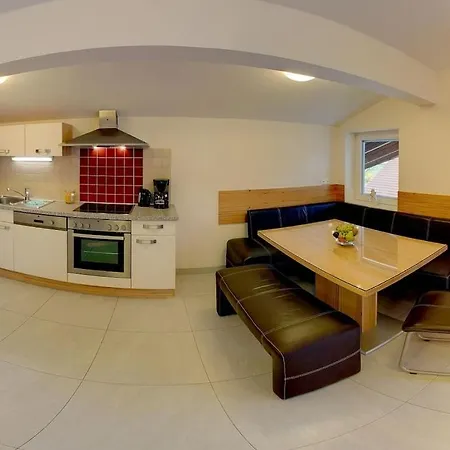 Apartment Suite In Villa Karglhof Incl 3 Bedrooms, 2 Bathrooms פאק אם סי